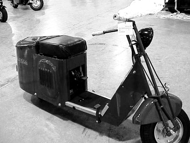 U.S. Government Cushman Scooter — identical to the civilian Model 32/34, the only new motorized vehicle available to civilians during the entire war. CC BY-SA 2.0, Chuck Schultz / Wikimedia Commons