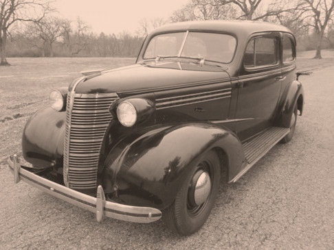 A 1938 Chevrolet Master DeLuxe sedan — exactly the kind of vehicle a Mustang Field worker might have driven. CC BY 2.0 / Wikimedia Commons